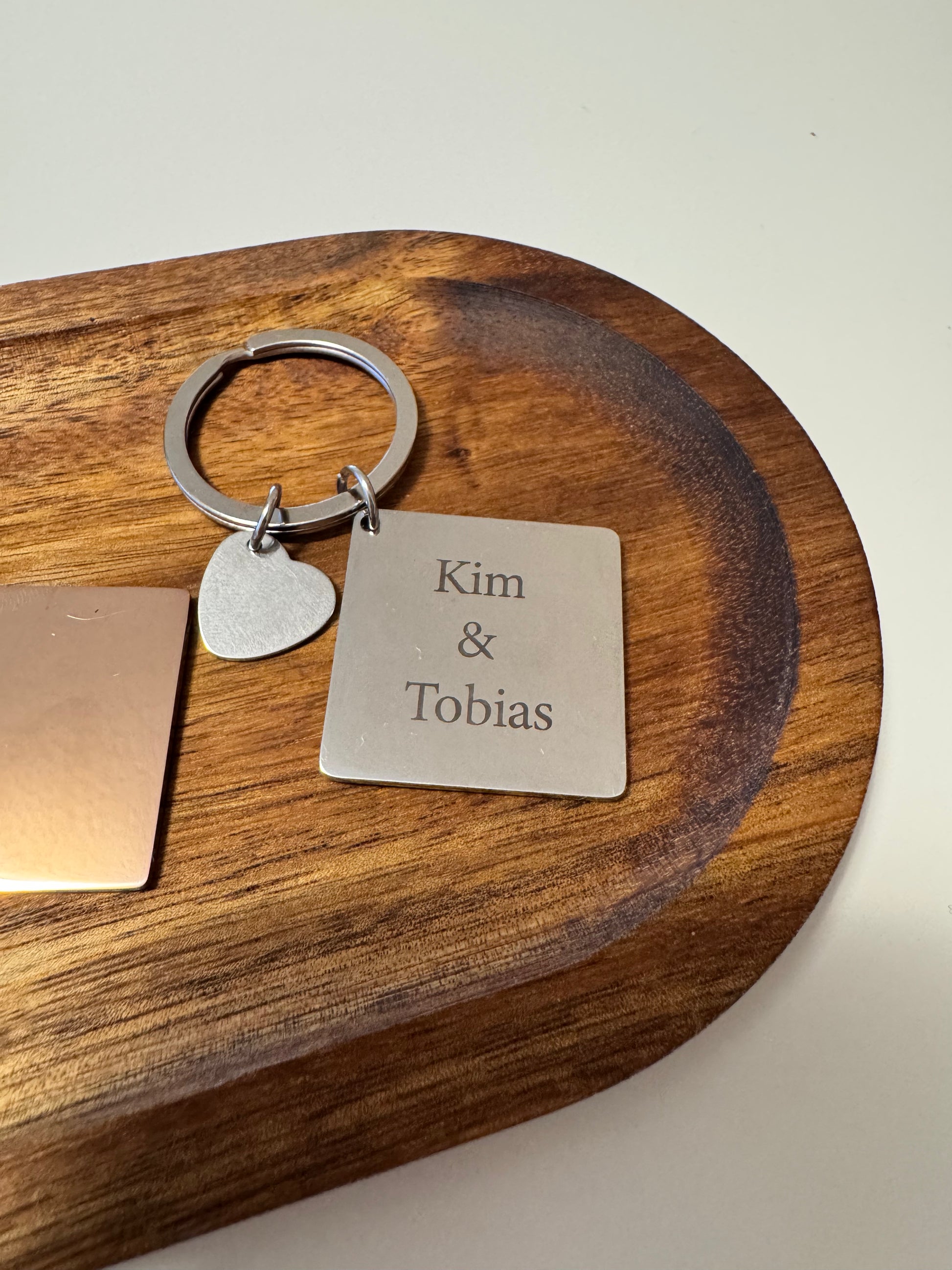 Personalisierter Schlüsselanhänger mit Gravur und Kalender